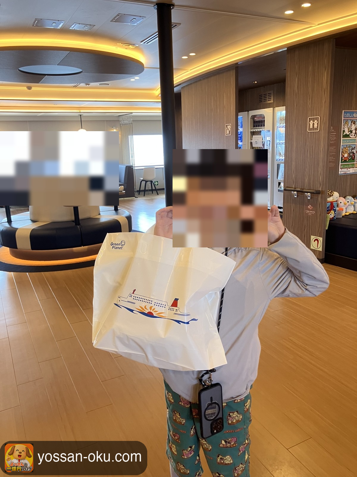 船内ショップで買い物を楽しむ様子