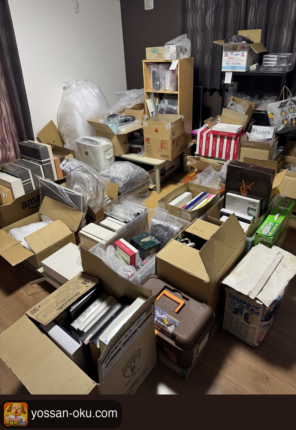 段ボールと梱包待ちの商品で床が埋まった在庫部屋
